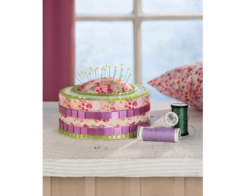 Decoratieve naaibenodigdheden box met naalden en garenklossen