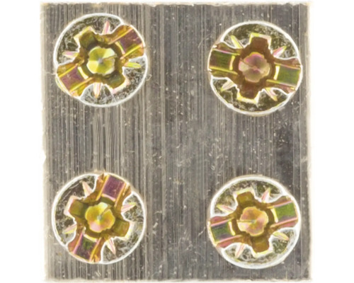 Gedetailleerde opname van vier Torx schroeven op een oppervlak