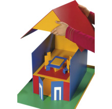 Kind speelt met een kleurrijk houten speelhuis