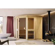 Moderne houten binnensauna met glazen deur en raam in een lichte badkamer.