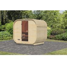 Houten barrelsauna met glazen deur in de tuin