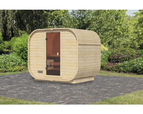 Houten barrelsauna met glazen deur in de tuin
