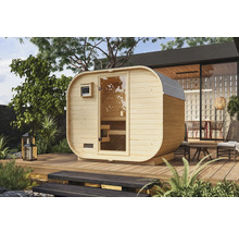 Houten vatvormige sauna met glazen deur op een terras in de tuin.