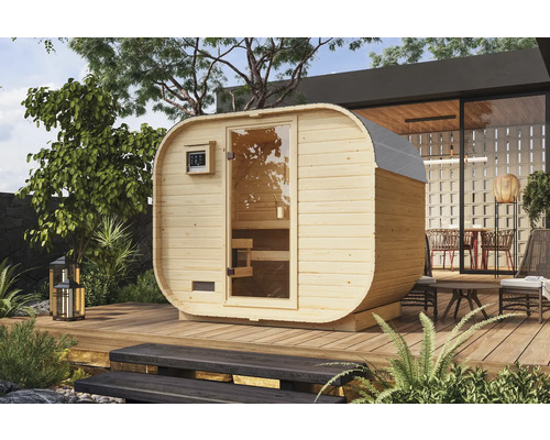 Houten vatvormige sauna met glazen deur op een terras in de tuin.