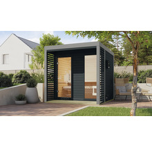 Tuinsauna met glazen voorkant, houten bekleding en aangrenzende openluchtlounge