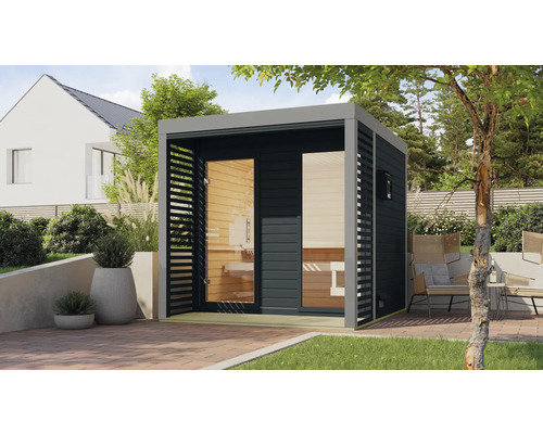 Tuinsauna met glazen voorkant, houten bekleding en aangrenzende openluchtlounge