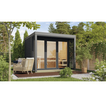 Tuin sauna met glazen voorkant en zijdelingse privacy schermen in de tuin