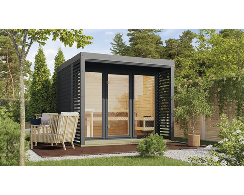 Tuin sauna met glazen voorkant en zijdelingse privacy schermen in de tuin