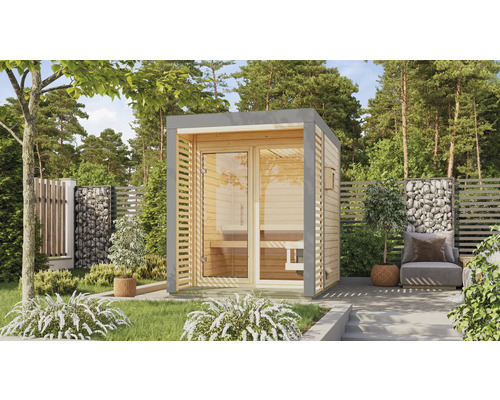 Houten buitensauna met glazen deur in de tuin