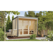 Houten sauna met glazen deur en zithoek in de tuin