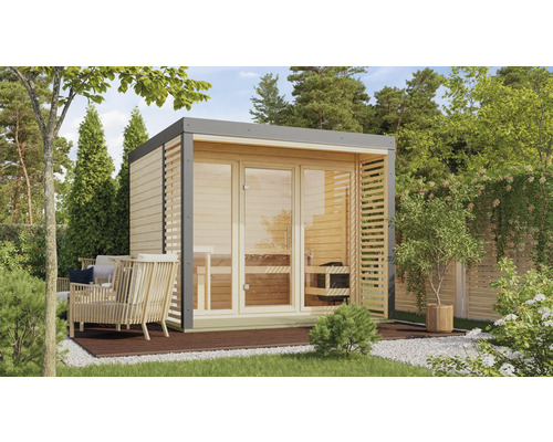 Houten sauna met glazen deur en zithoek in de tuin