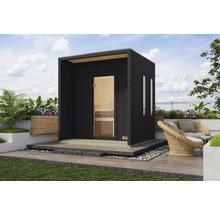Moderne buitensauna met glazen voorkant en houten vloer op een terras met zitplaatsen.