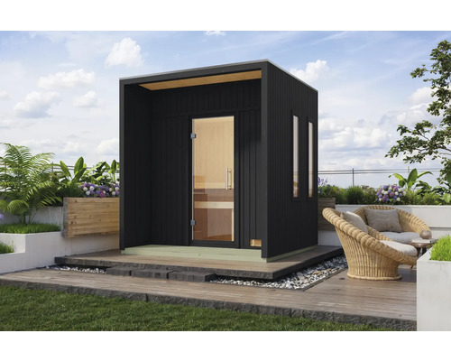 Moderne buitensauna met glazen voorkant en houten vloer op een terras met zitplaatsen.