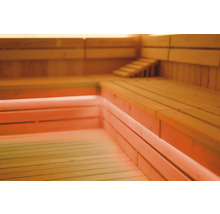 Houten sauna met banken en trap