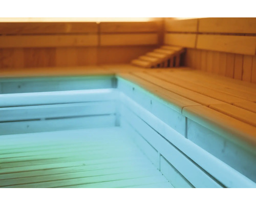 Interieur van een sauna met houten banken en trap