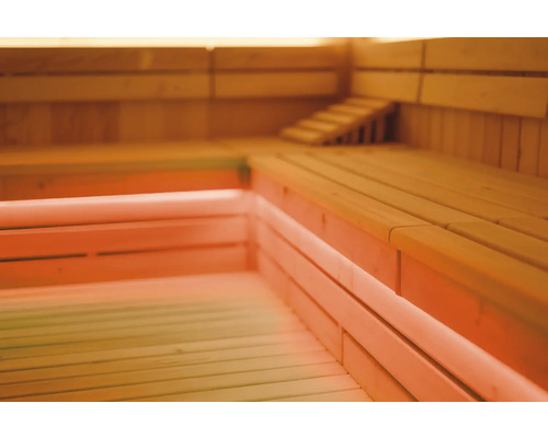 Lichte houten sauna met banken en trap