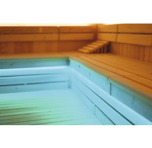 Interieur van een houten sauna met banken en trap