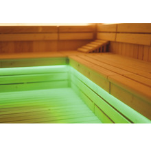 Houten sauna met banken en groene verlichting