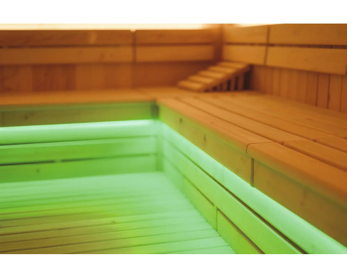 Houten sauna met banken en groene verlichting