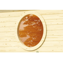 Detailaanzicht van een rond venster in een houten muur