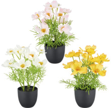 Drie kunstbloemen in potten met witte, gele en roze bloemen