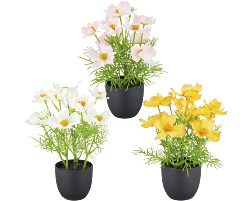Drie kunstbloemen in potten met witte, gele en roze bloemen