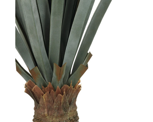 Close-up van een kunstmatige yucca-palm met rechte bladeren en stam.