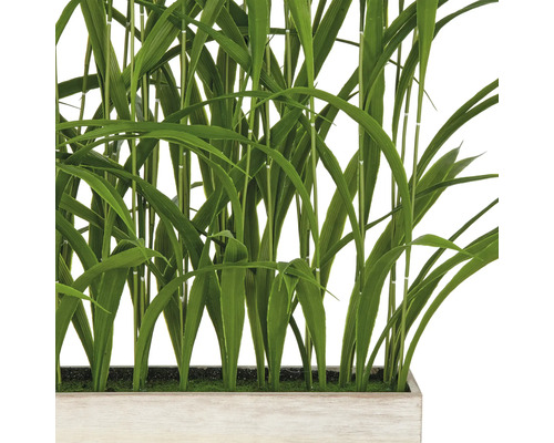 Kunstmatige bamboeplant in een rechthoekige plantenbak.