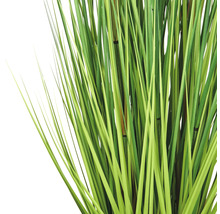 Kunstmatig grasbundel met groene halmen en bamboestokken als decoratie