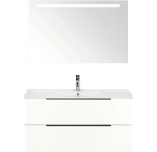 Badkamer met wastafelonderkast, wastafel en spiegel met verlichting