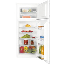 Geopende koelkast gevuld met diverse etenswaren zoals groenten, fruit, kaas en dranken