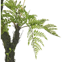 Close-up van een kunstplant met varenbladeren