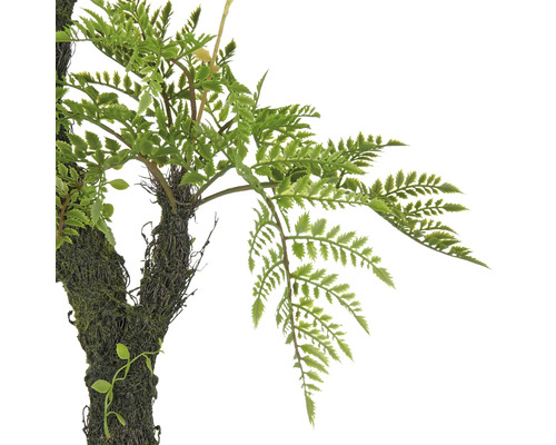 Close-up van een kunstplant met varenbladeren