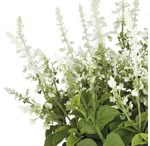 Kunstmatige lavendelstruik met witte bloemen en groene bladeren