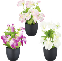 Drie kunstbloemen in zwarte potten
