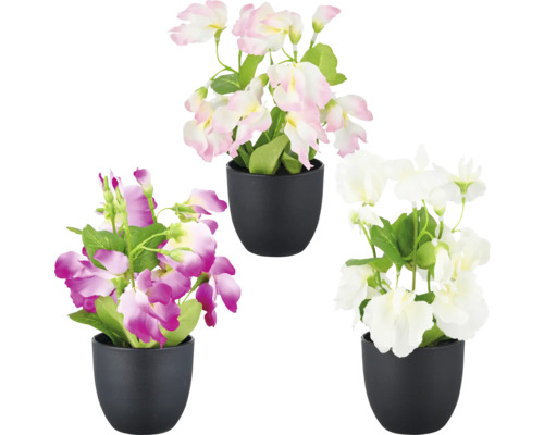 Drie kunstbloemen in zwarte potten