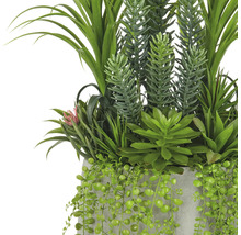 Kunstmatige groene planten in een pot