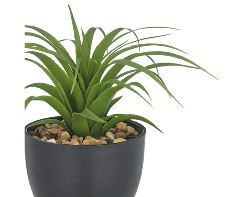 Kunstmatige groene plant in pot met stenen