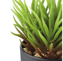Kunstplant in pot met groene bladeren.