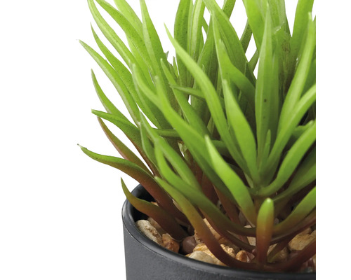 Kunstplant in pot met groene bladeren.