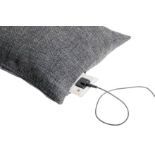 Grijs kussen met kabel