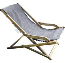 Houten ligstoel met stoffen bekleding