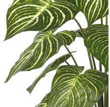 Kunstplant met grote, gestreepte bladeren