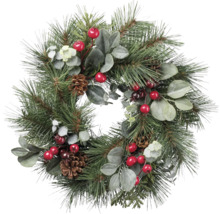 Decoratieve kerstkrans met dennentakken, bessen en dennenappels