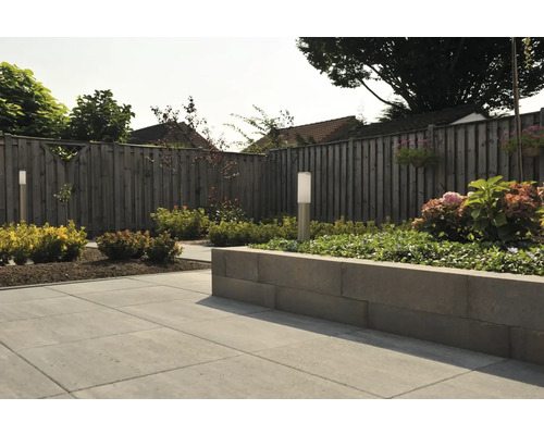 Aangelegde tuin met bestrating, houten schutting en verlichting