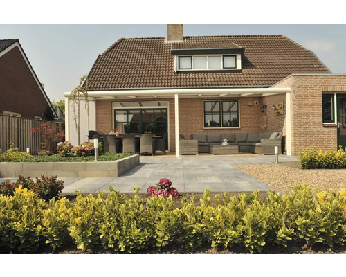 Terras met overkapping, tuinmeubelen en beplanting voor een woonhuis