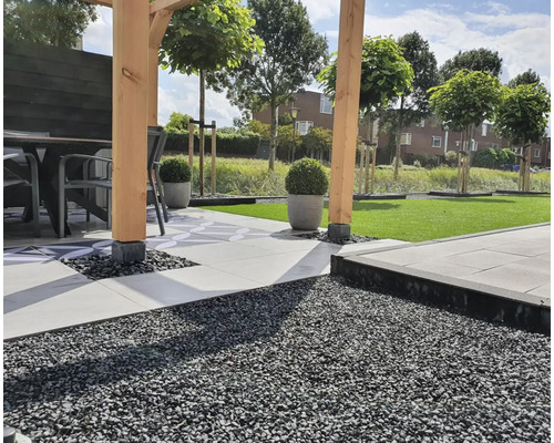 Aangelegde tuin met terras, gazon en decoratief grind