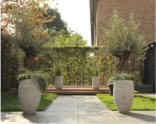 Tuinlandschap met planten in plantenbakken langs een pad