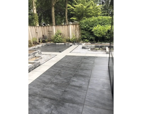 Tuin met stenen tegels en grindpaden