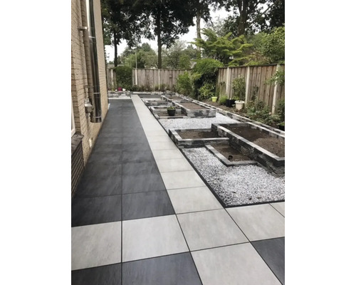 Tuin met verhoogde bedden, grindpaden en vierkante terrastegels